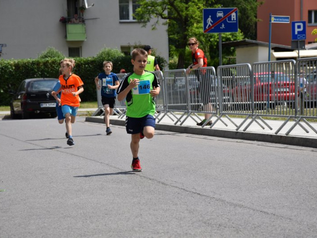 Wielkie bieganie z Nowej Dębie. Rywalizowali dorośli i najmłodsi [zdjęcia]