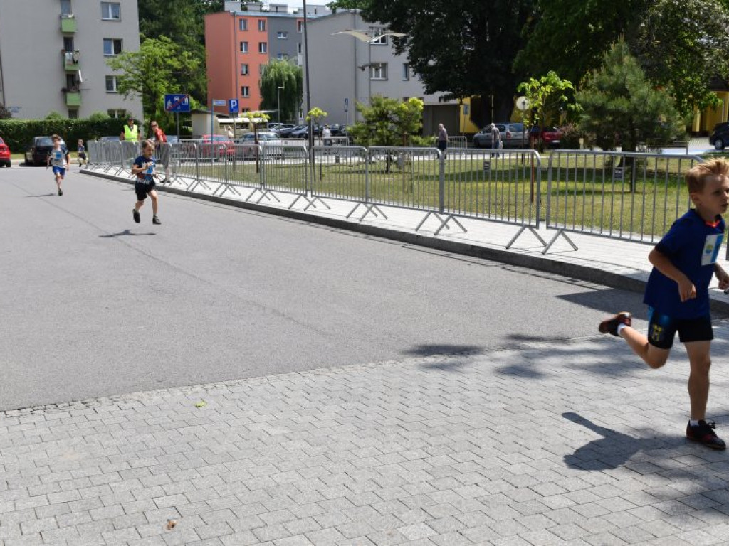 Wielkie bieganie z Nowej Dębie. Rywalizowali dorośli i najmłodsi [zdjęcia]
