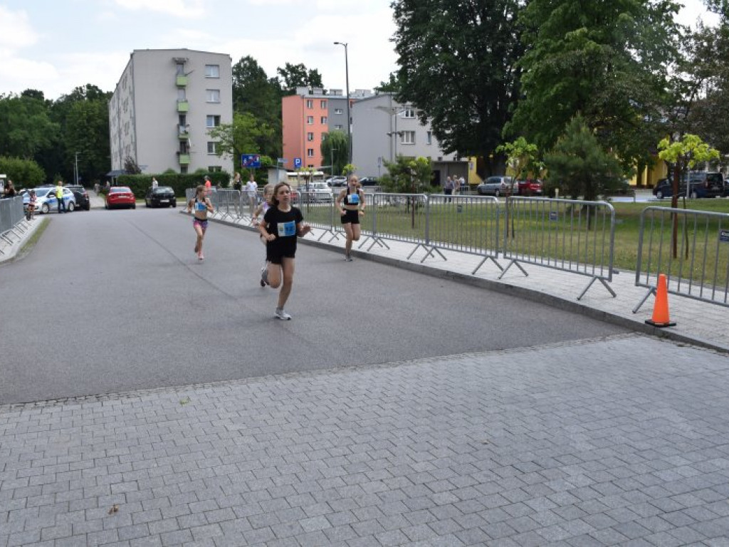 Wielkie bieganie z Nowej Dębie. Rywalizowali dorośli i najmłodsi [zdjęcia]