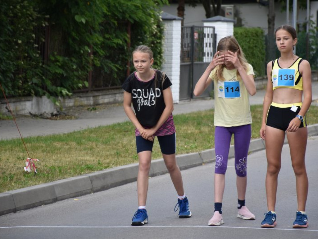 Wielkie bieganie z Nowej Dębie. Rywalizowali dorośli i najmłodsi [zdjęcia]