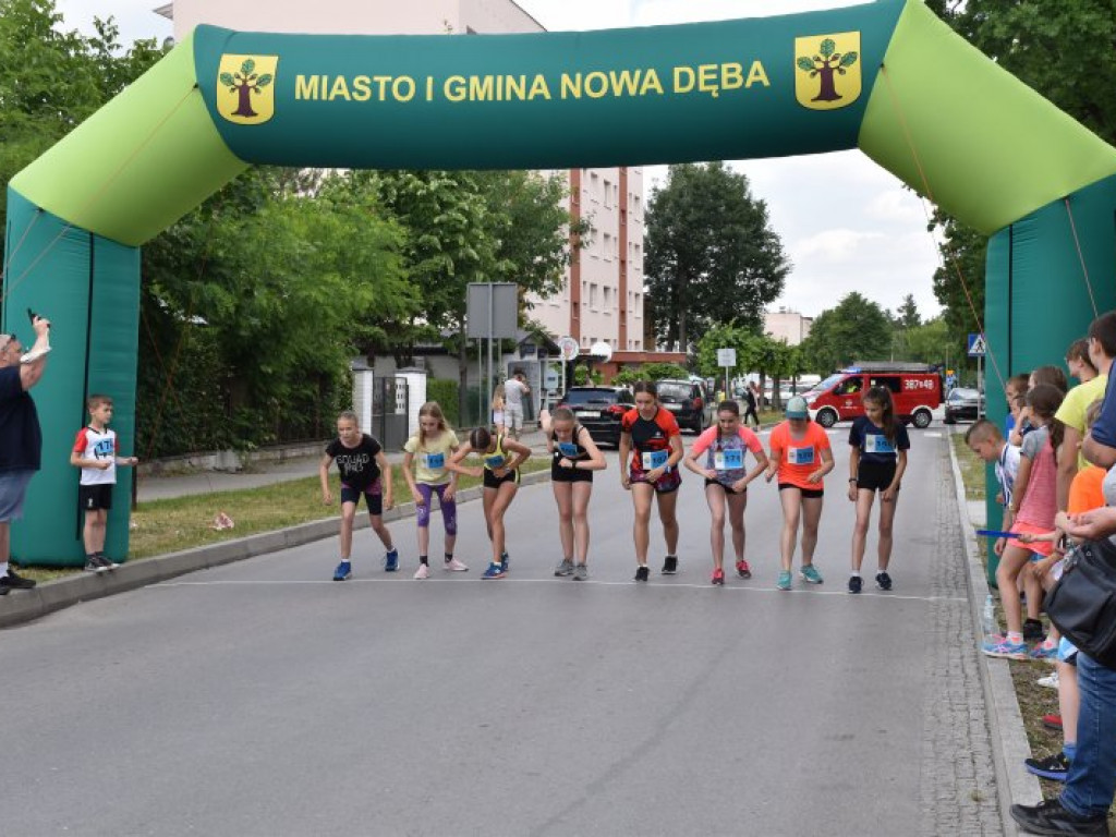 Wielkie bieganie z Nowej Dębie. Rywalizowali dorośli i najmłodsi [zdjęcia]