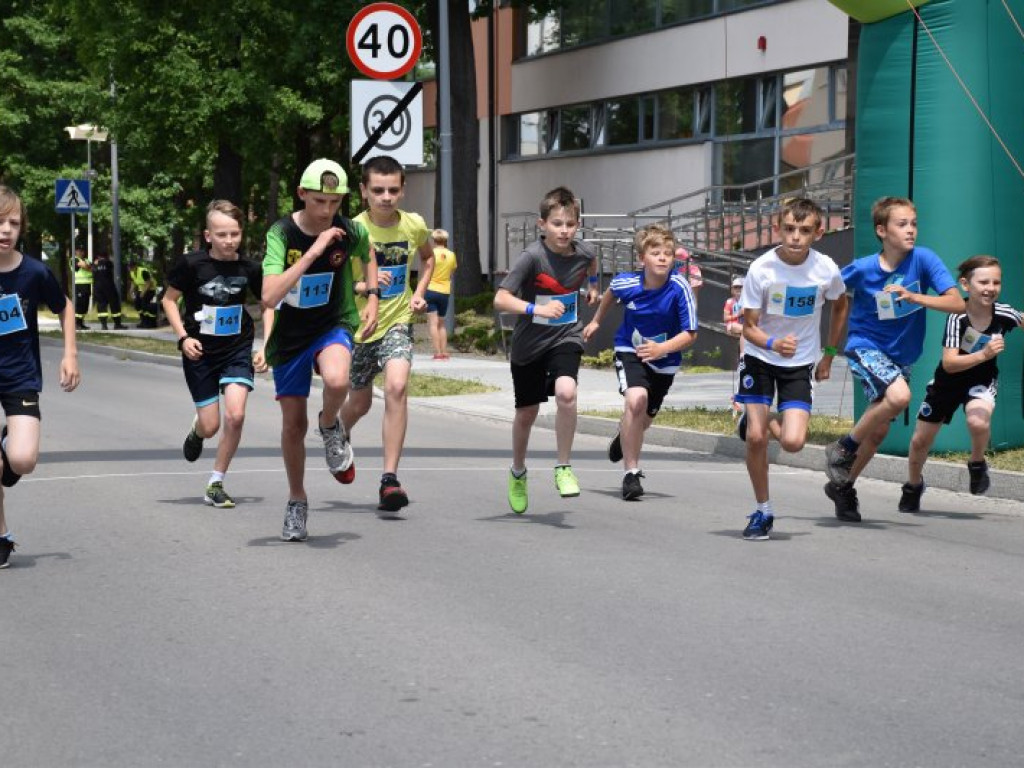 Wielkie bieganie z Nowej Dębie. Rywalizowali dorośli i najmłodsi [zdjęcia]