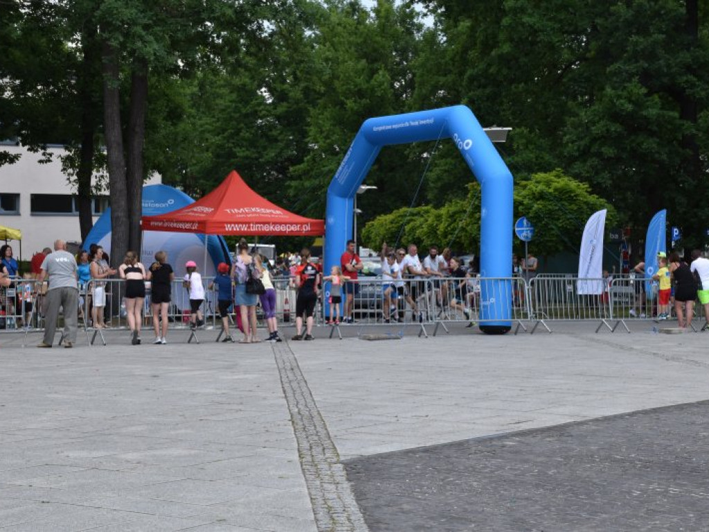 Wielkie bieganie z Nowej Dębie. Rywalizowali dorośli i najmłodsi [zdjęcia]