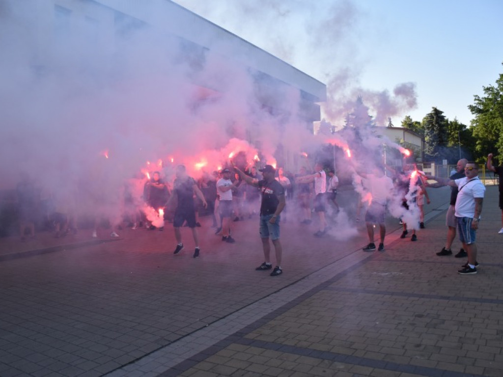 Powitanie piłkarzy Siarki pod stadionem. Tarnobrzeg świętuje awans do II ligi [zdjęcia]