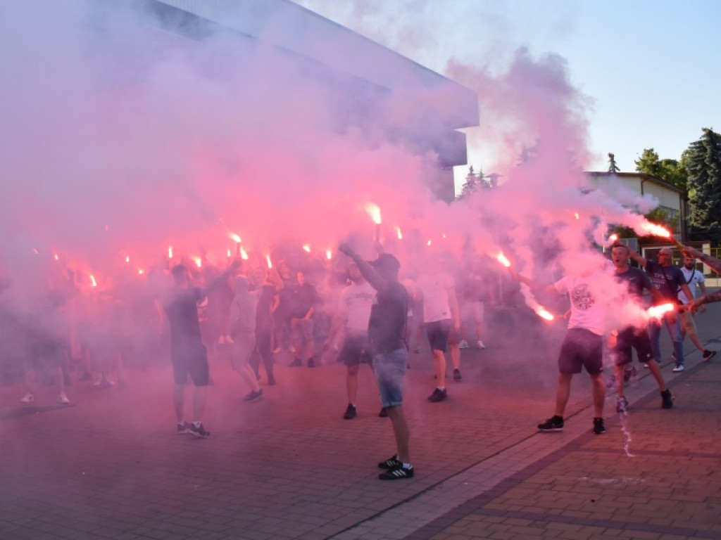 Powitanie piłkarzy Siarki pod stadionem. Tarnobrzeg świętuje awans do II ligi [zdjęcia]