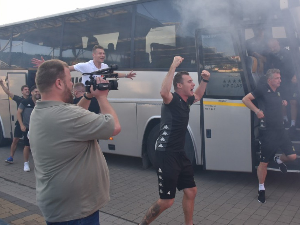 Powitanie piłkarzy Siarki pod stadionem. Tarnobrzeg świętuje awans do II ligi [zdjęcia]