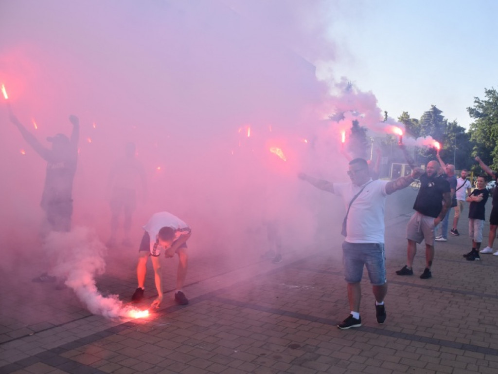 Powitanie piłkarzy Siarki pod stadionem. Tarnobrzeg świętuje awans do II ligi [zdjęcia]