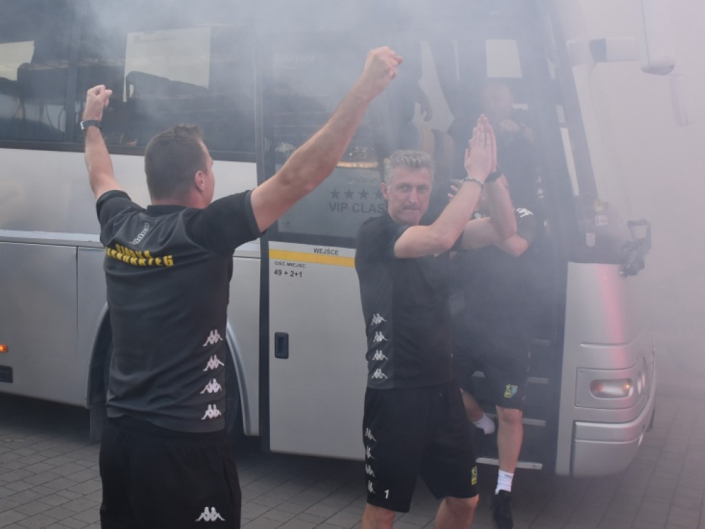 Powitanie piłkarzy Siarki pod stadionem. Tarnobrzeg świętuje awans do II ligi [zdjęcia]