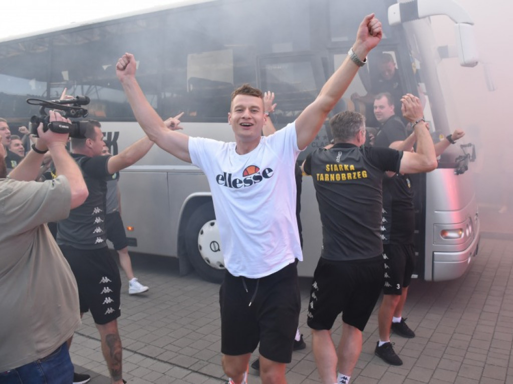 Powitanie piłkarzy Siarki pod stadionem. Tarnobrzeg świętuje awans do II ligi [zdjęcia]