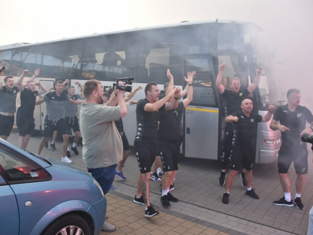 Powitanie piłkarzy Siarki pod stadionem. Tarnobrzeg świętuje awans do II ligi [zdjęcia]
