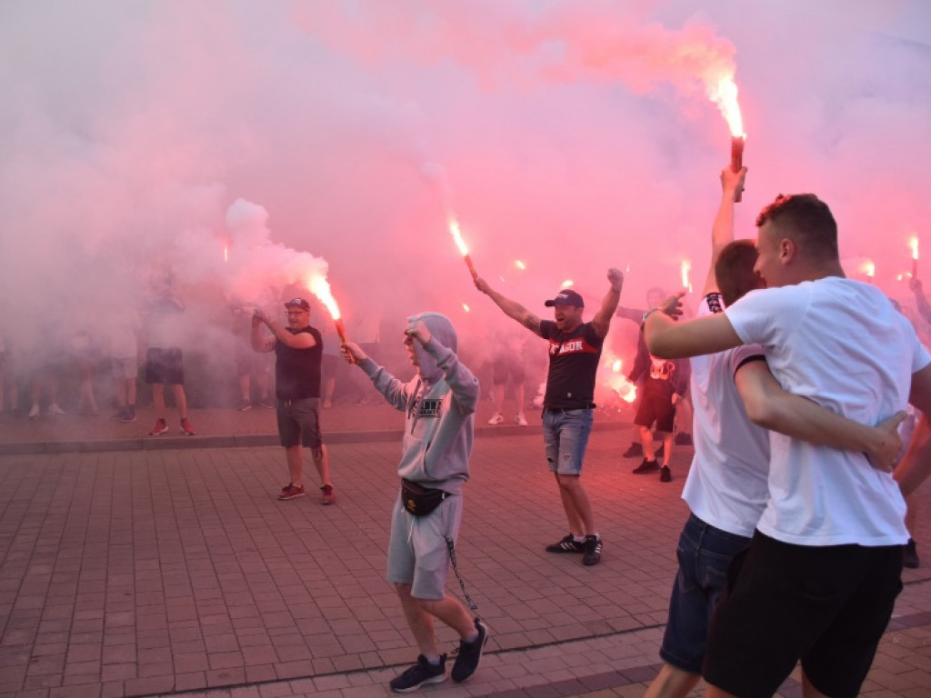 Powitanie piłkarzy Siarki pod stadionem. Tarnobrzeg świętuje awans do II ligi [zdjęcia]