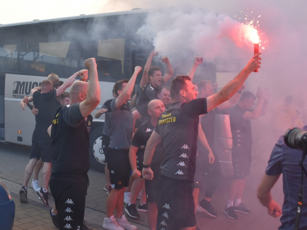 Powitanie piłkarzy Siarki pod stadionem. Tarnobrzeg świętuje awans do II ligi [zdjęcia]