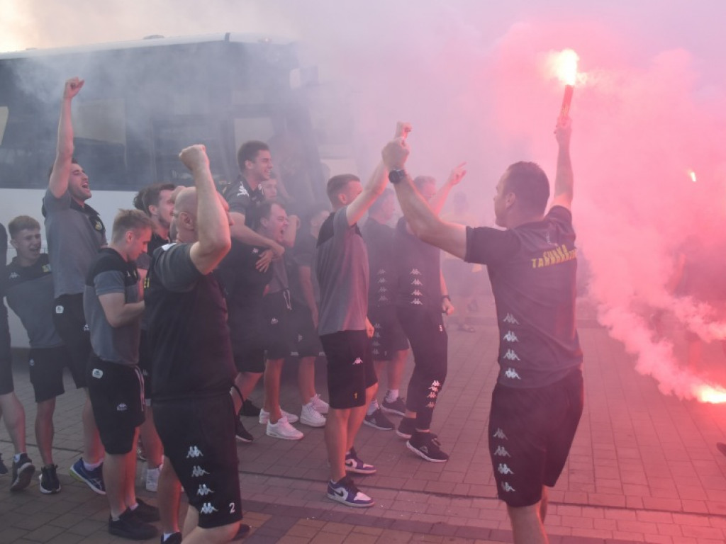 Powitanie piłkarzy Siarki pod stadionem. Tarnobrzeg świętuje awans do II ligi [zdjęcia]