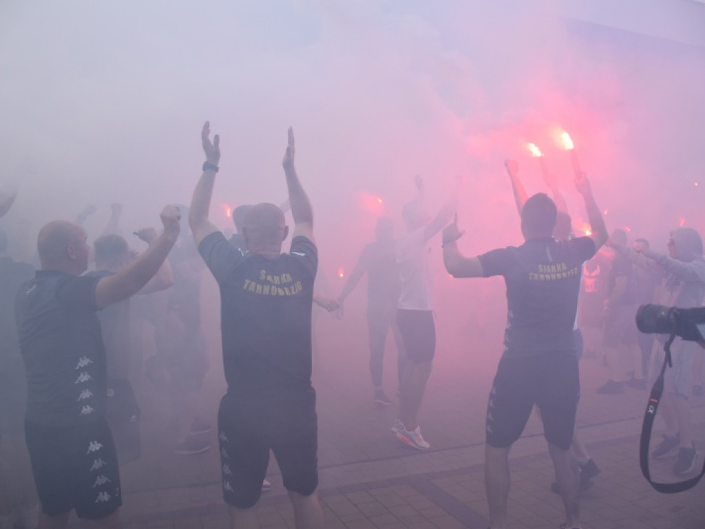 Powitanie piłkarzy Siarki pod stadionem. Tarnobrzeg świętuje awans do II ligi [zdjęcia]