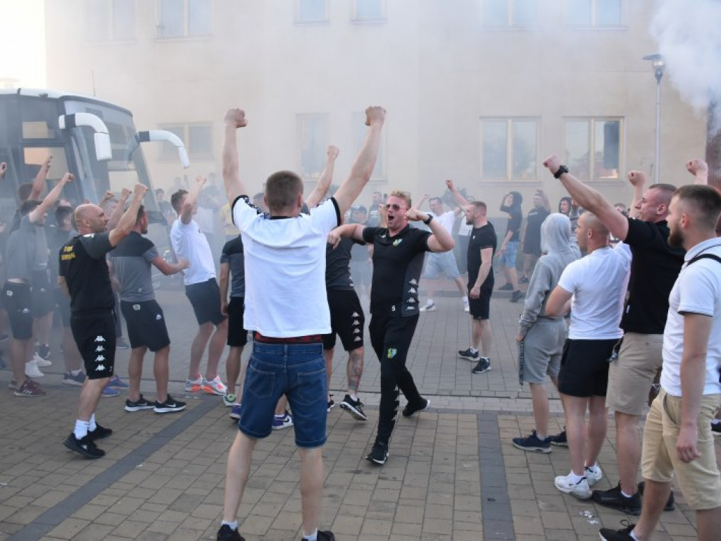 Powitanie piłkarzy Siarki pod stadionem. Tarnobrzeg świętuje awans do II ligi [zdjęcia]