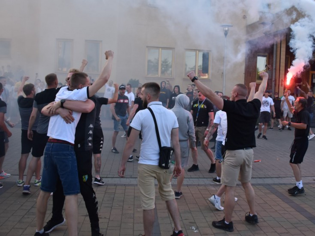 Powitanie piłkarzy Siarki pod stadionem. Tarnobrzeg świętuje awans do II ligi [zdjęcia]