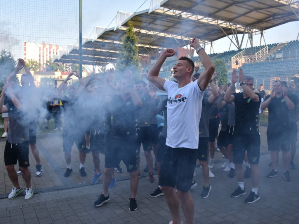Powitanie piłkarzy Siarki pod stadionem. Tarnobrzeg świętuje awans do II ligi [zdjęcia]