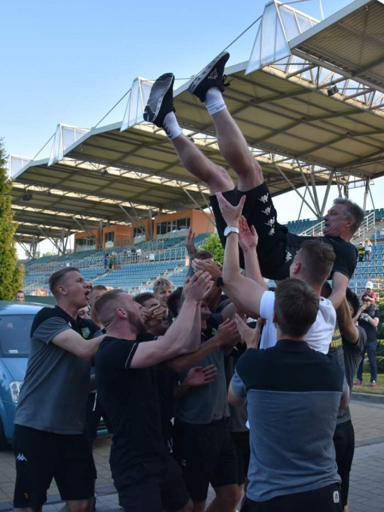 Powitanie piłkarzy Siarki pod stadionem. Tarnobrzeg świętuje awans do II ligi [zdjęcia]