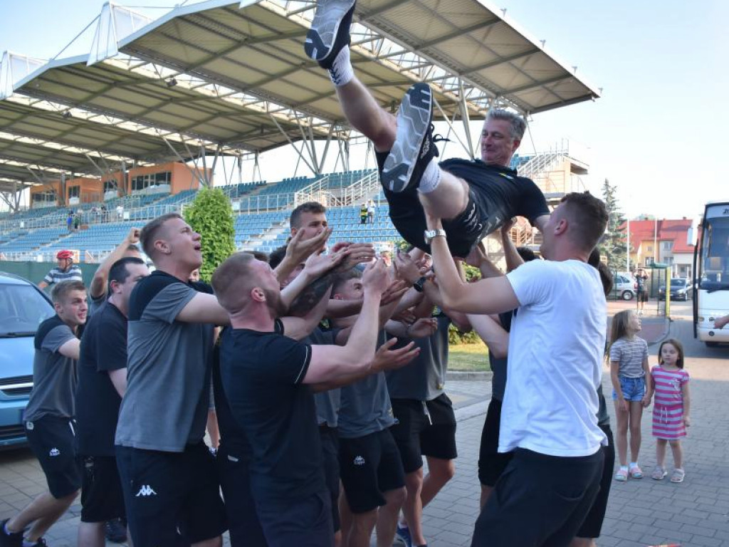 Powitanie piłkarzy Siarki pod stadionem. Tarnobrzeg świętuje awans do II ligi [zdjęcia]