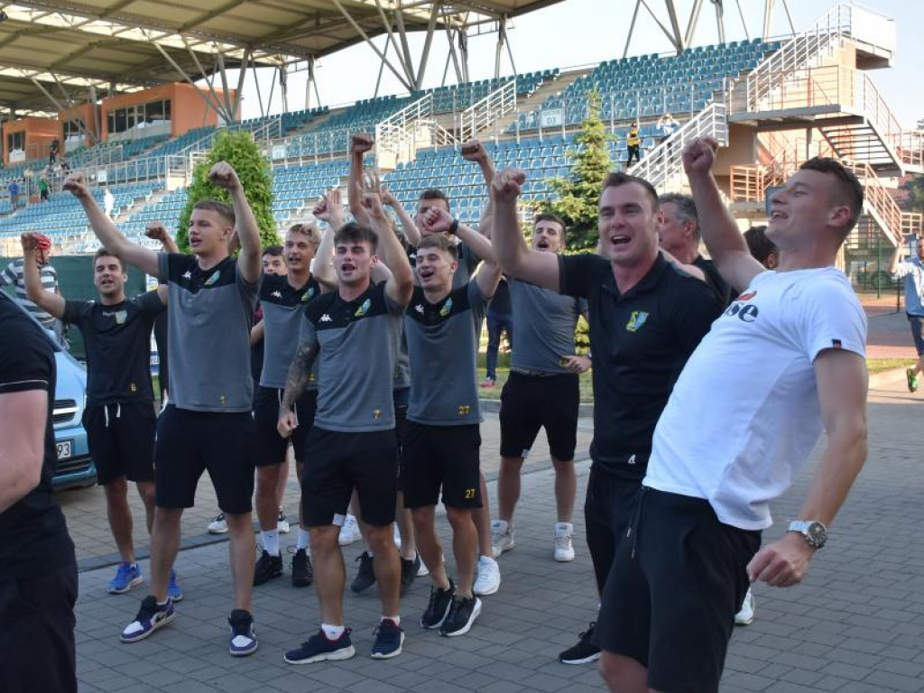 Powitanie piłkarzy Siarki pod stadionem. Tarnobrzeg świętuje awans do II ligi [zdjęcia]