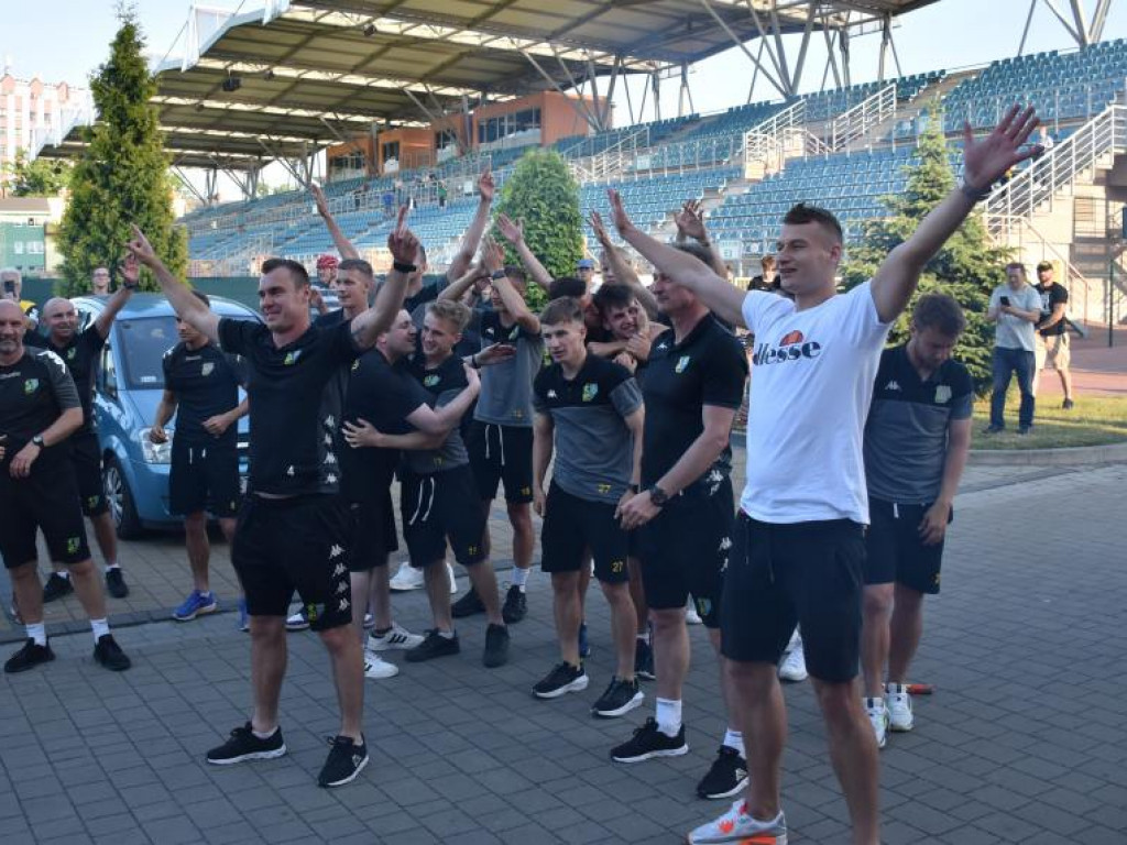 Powitanie piłkarzy Siarki pod stadionem. Tarnobrzeg świętuje awans do II ligi [zdjęcia]