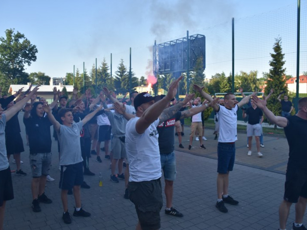 Powitanie piłkarzy Siarki pod stadionem. Tarnobrzeg świętuje awans do II ligi [zdjęcia]
