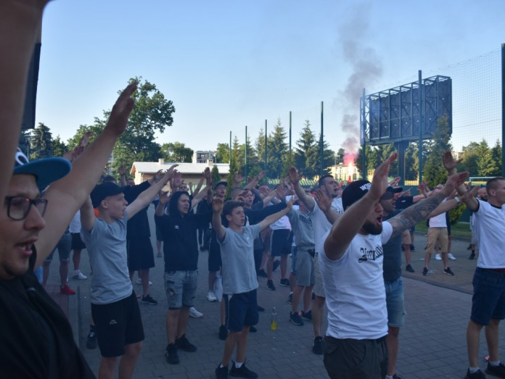 Powitanie piłkarzy Siarki pod stadionem. Tarnobrzeg świętuje awans do II ligi [zdjęcia]