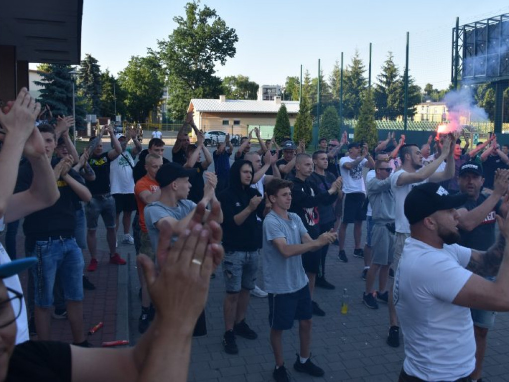 Powitanie piłkarzy Siarki pod stadionem. Tarnobrzeg świętuje awans do II ligi [zdjęcia]