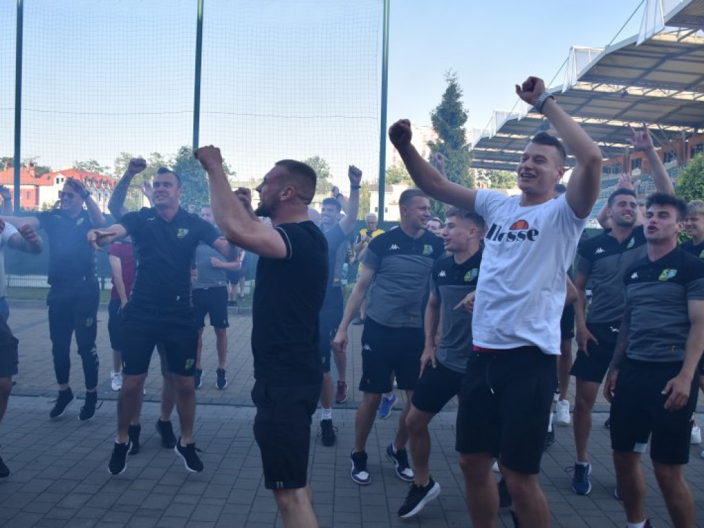 Powitanie piłkarzy Siarki pod stadionem. Tarnobrzeg świętuje awans do II ligi [zdjęcia]