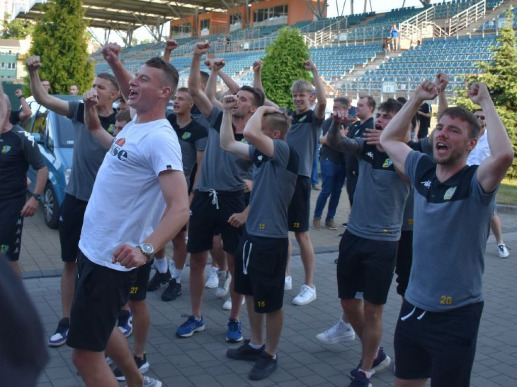 Powitanie piłkarzy Siarki pod stadionem. Tarnobrzeg świętuje awans do II ligi [zdjęcia]