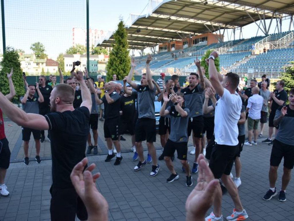 Powitanie piłkarzy Siarki pod stadionem. Tarnobrzeg świętuje awans do II ligi [zdjęcia]