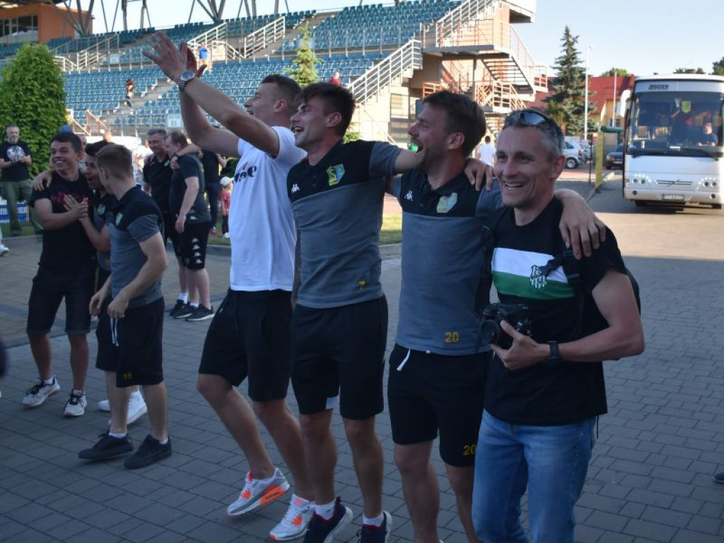 Powitanie piłkarzy Siarki pod stadionem. Tarnobrzeg świętuje awans do II ligi [zdjęcia]