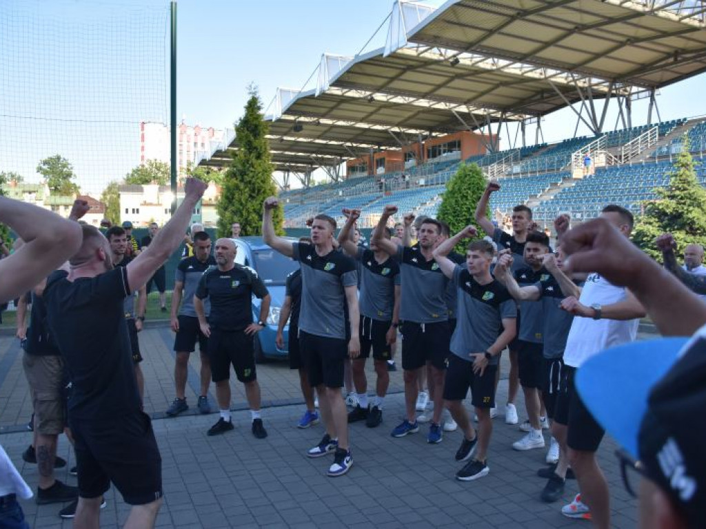 Powitanie piłkarzy Siarki pod stadionem. Tarnobrzeg świętuje awans do II ligi [zdjęcia]
