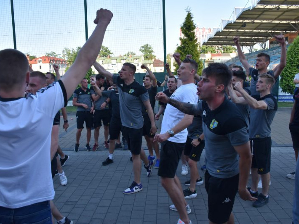 Powitanie piłkarzy Siarki pod stadionem. Tarnobrzeg świętuje awans do II ligi [zdjęcia]
