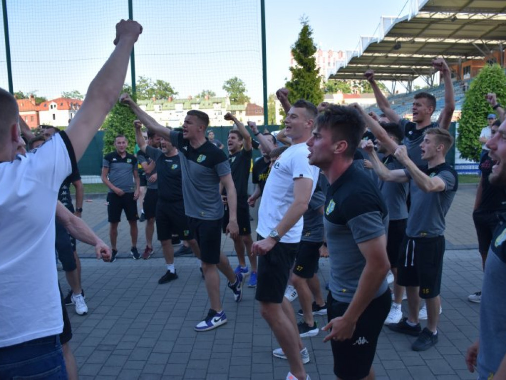 Powitanie piłkarzy Siarki pod stadionem. Tarnobrzeg świętuje awans do II ligi [zdjęcia]