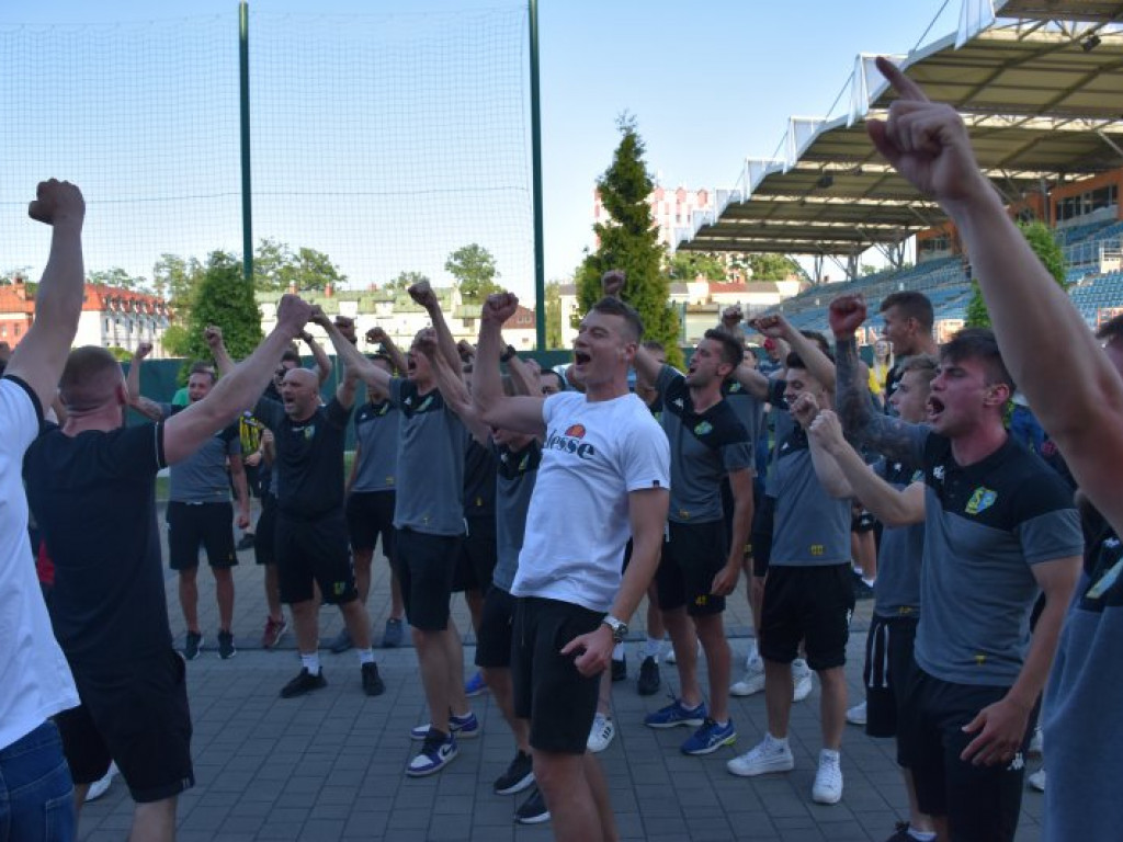 Powitanie piłkarzy Siarki pod stadionem. Tarnobrzeg świętuje awans do II ligi [zdjęcia]