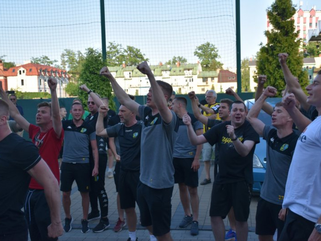 Powitanie piłkarzy Siarki pod stadionem. Tarnobrzeg świętuje awans do II ligi [zdjęcia]