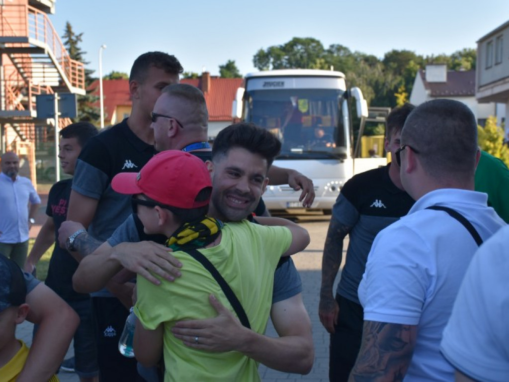 Powitanie piłkarzy Siarki pod stadionem. Tarnobrzeg świętuje awans do II ligi [zdjęcia]