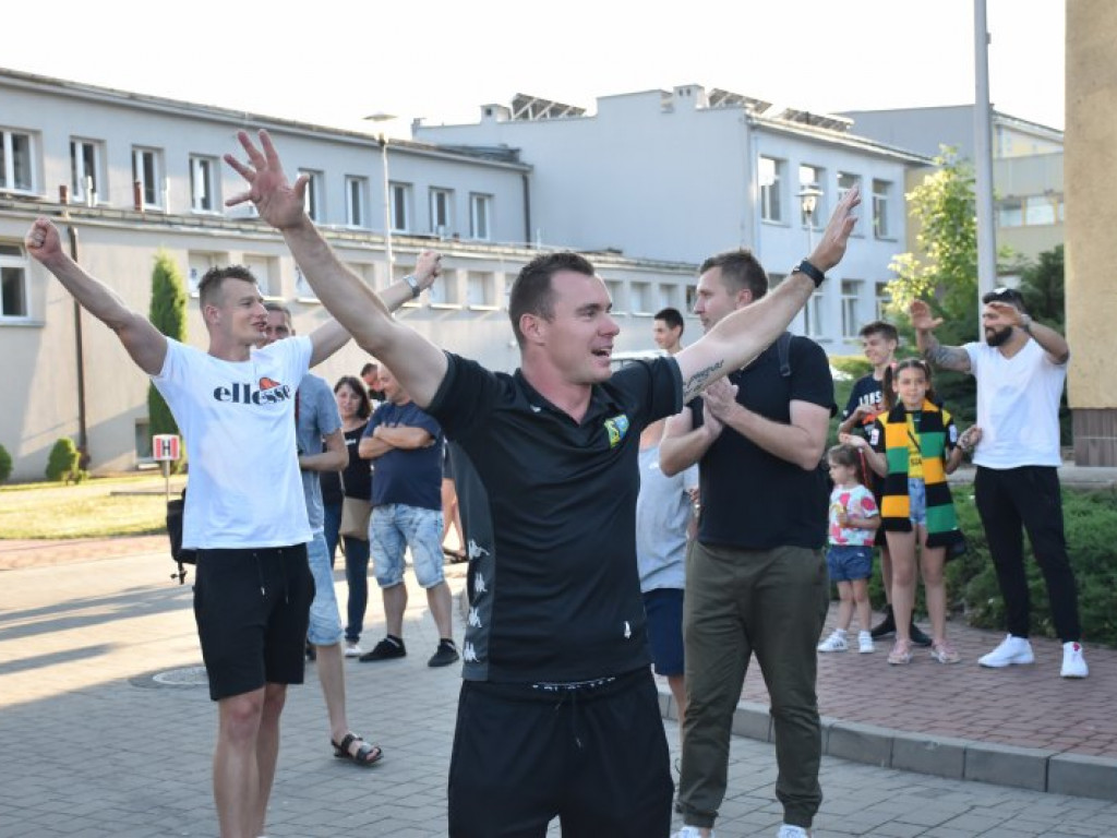Powitanie piłkarzy Siarki pod stadionem. Tarnobrzeg świętuje awans do II ligi [zdjęcia]