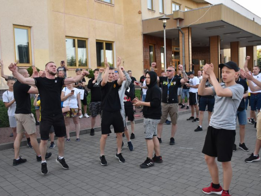Powitanie piłkarzy Siarki pod stadionem. Tarnobrzeg świętuje awans do II ligi [zdjęcia]