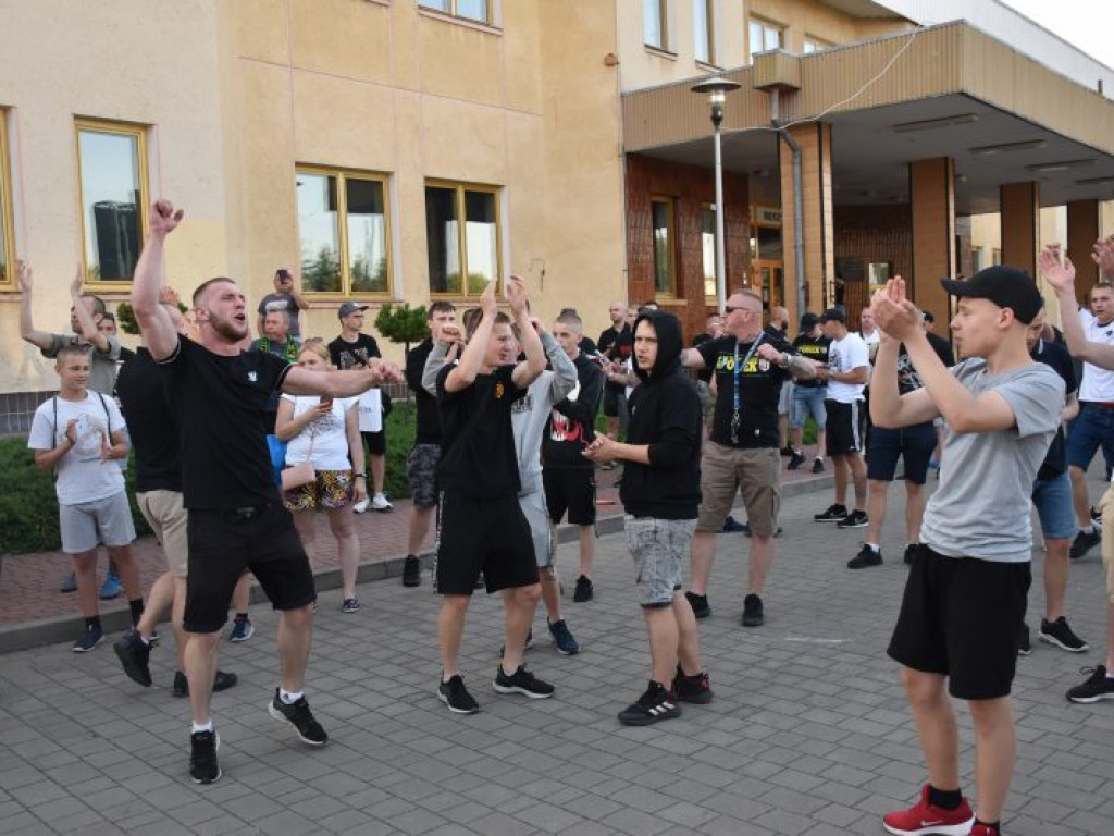 Powitanie piłkarzy Siarki pod stadionem. Tarnobrzeg świętuje awans do II ligi [zdjęcia]