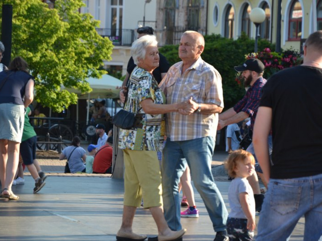 Potańcowka na centralnym placu Tarnobrzega przyciągnęła tłumy [zdjęcia]