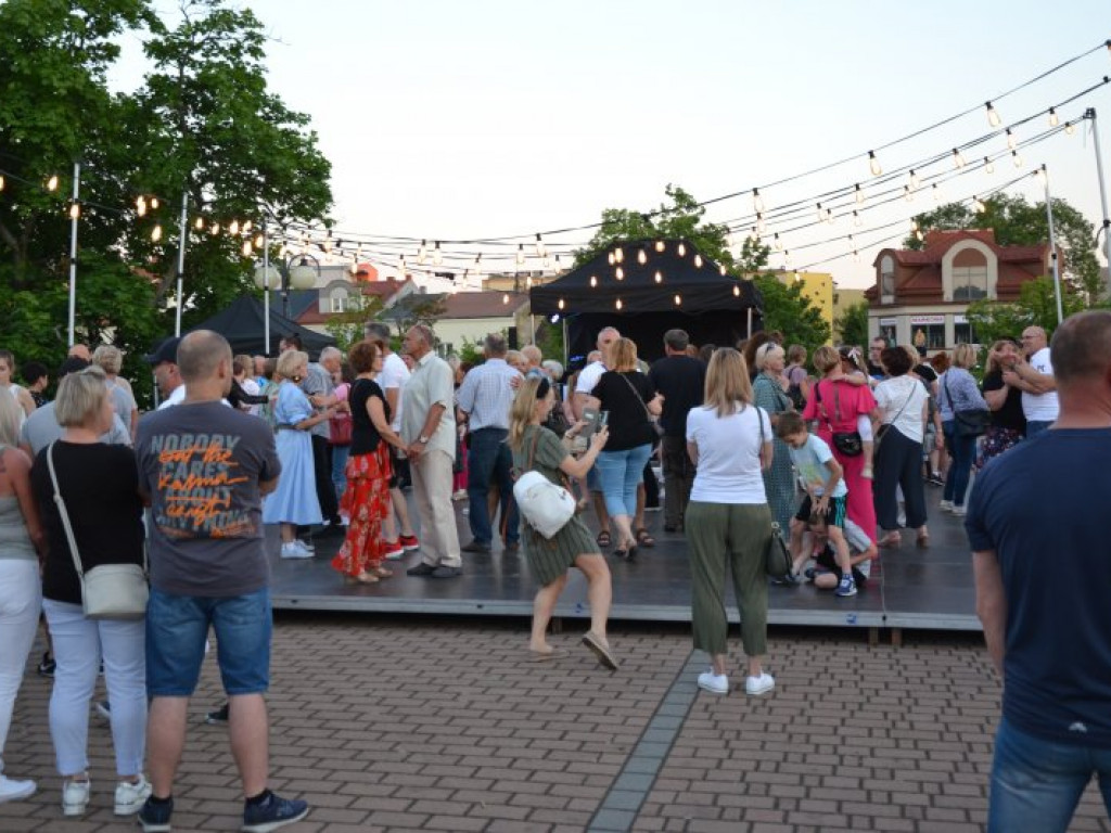 Potańcowka na centralnym placu Tarnobrzega przyciągnęła tłumy [zdjęcia]