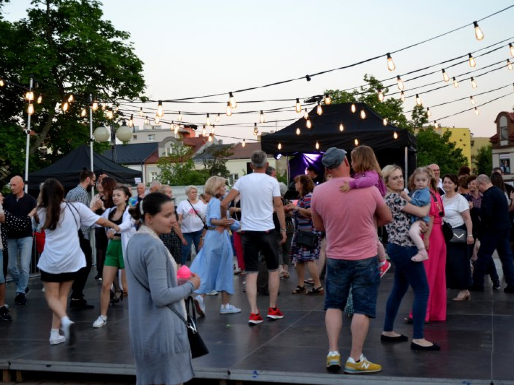 Potańcowka na centralnym placu Tarnobrzega przyciągnęła tłumy [zdjęcia]