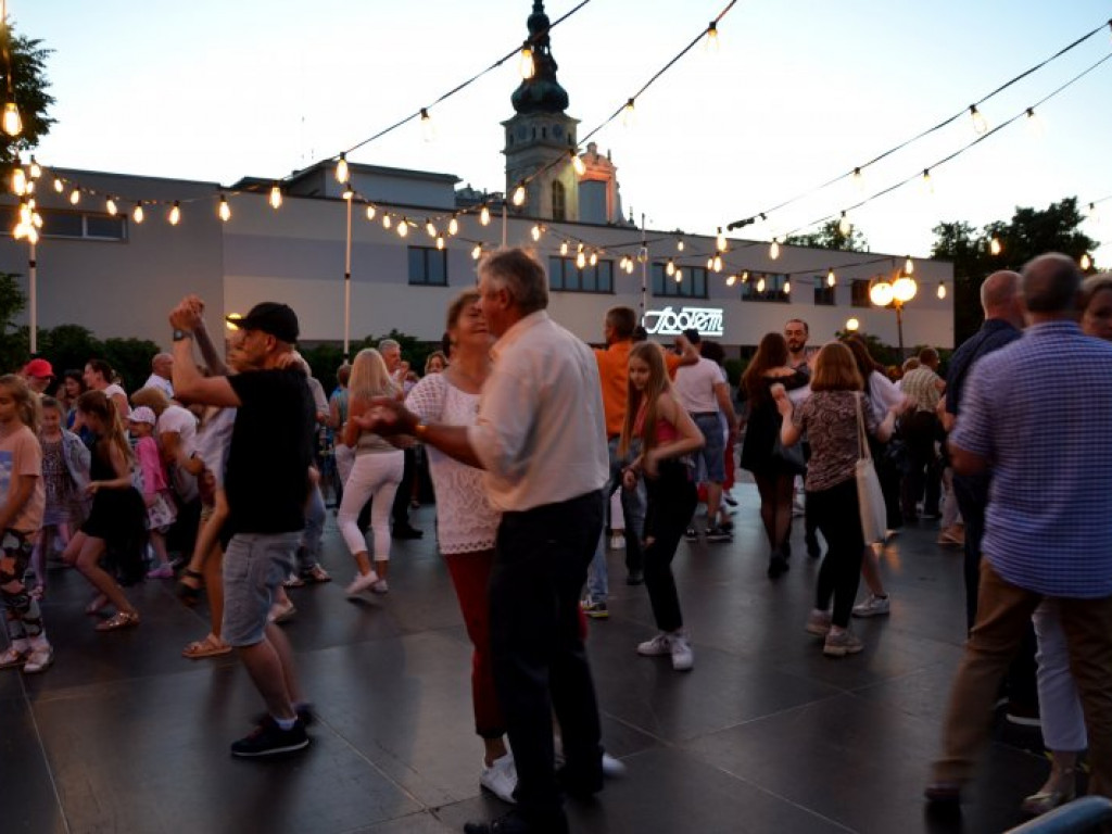 Potańcowka na centralnym placu Tarnobrzega przyciągnęła tłumy [zdjęcia]