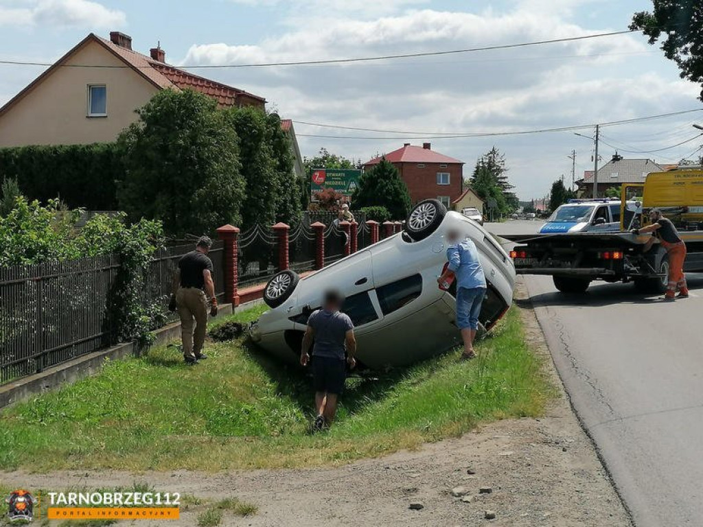 Groźne dachowanie w Sokolnikach [zdjęcia]