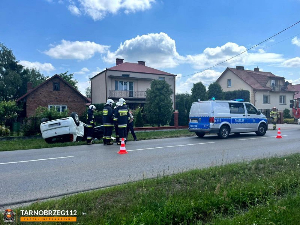 Groźne dachowanie w Sokolnikach [zdjęcia]