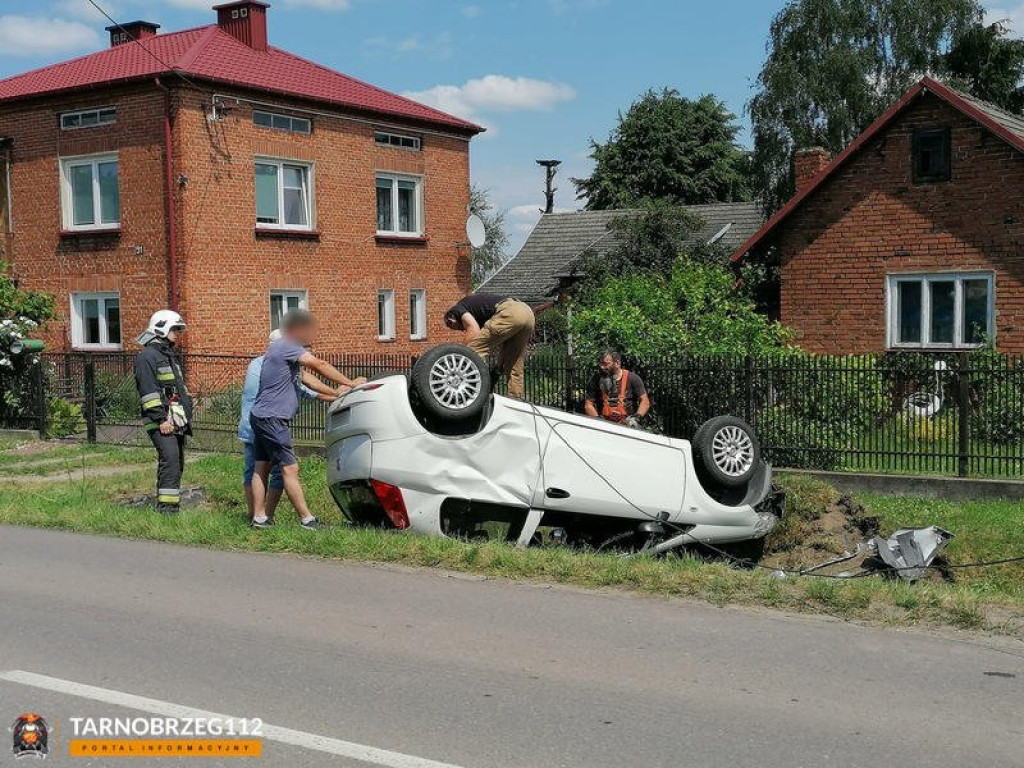 Groźne dachowanie w Sokolnikach [zdjęcia]