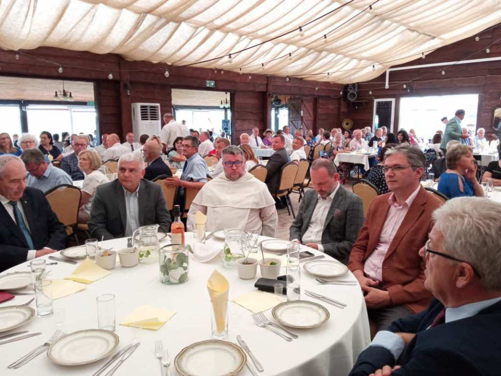 Członkowie i sympatycy PSL z trzech powiatów bawią się na Święcie Ludowym w Przybysławicach [zdjęcia]