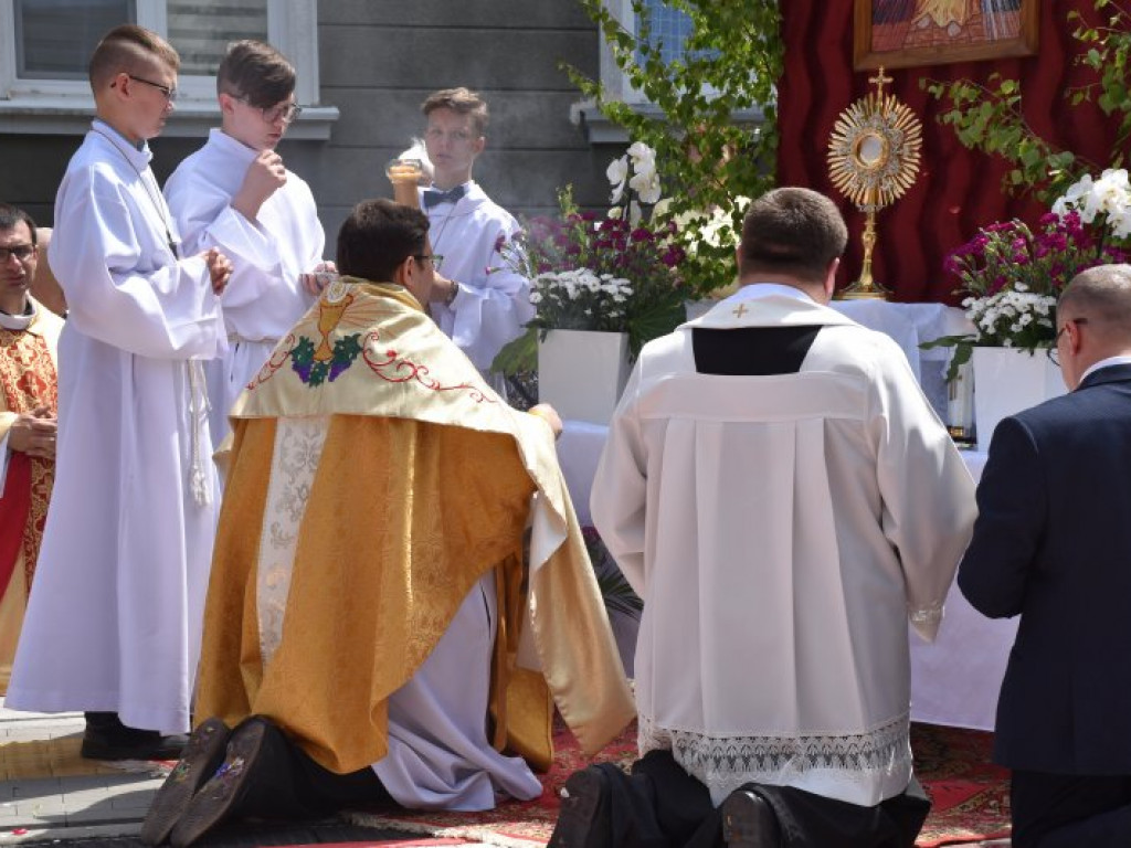 Procesja Bożego Ciała w Nowej Dębie [zdjęcia]